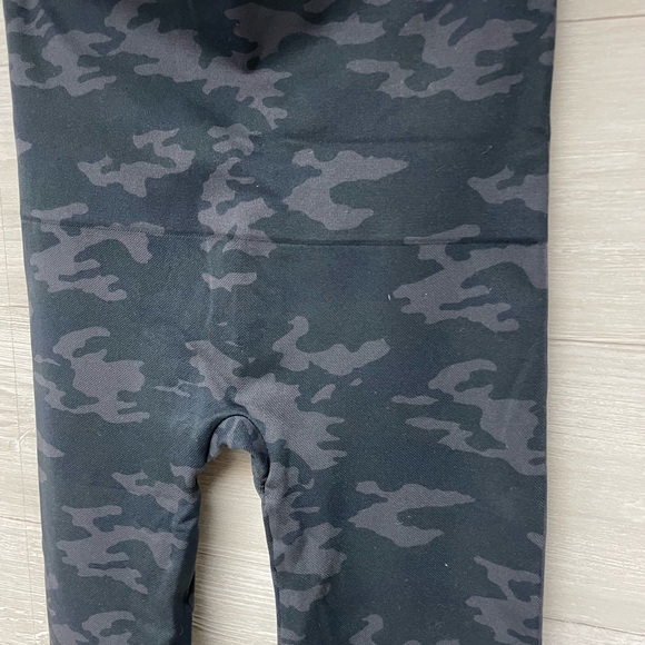 | SPANX | Look at Me Now Seamless Leggings. - Picture 6 of 16